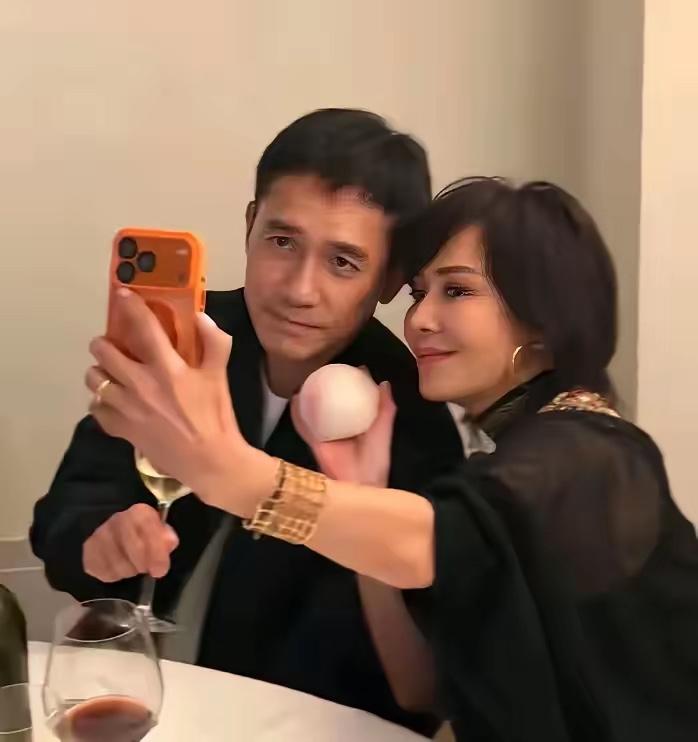 梁朝伟夫妇用的是什么牌子手机自拍啊？看上去像素挺好的