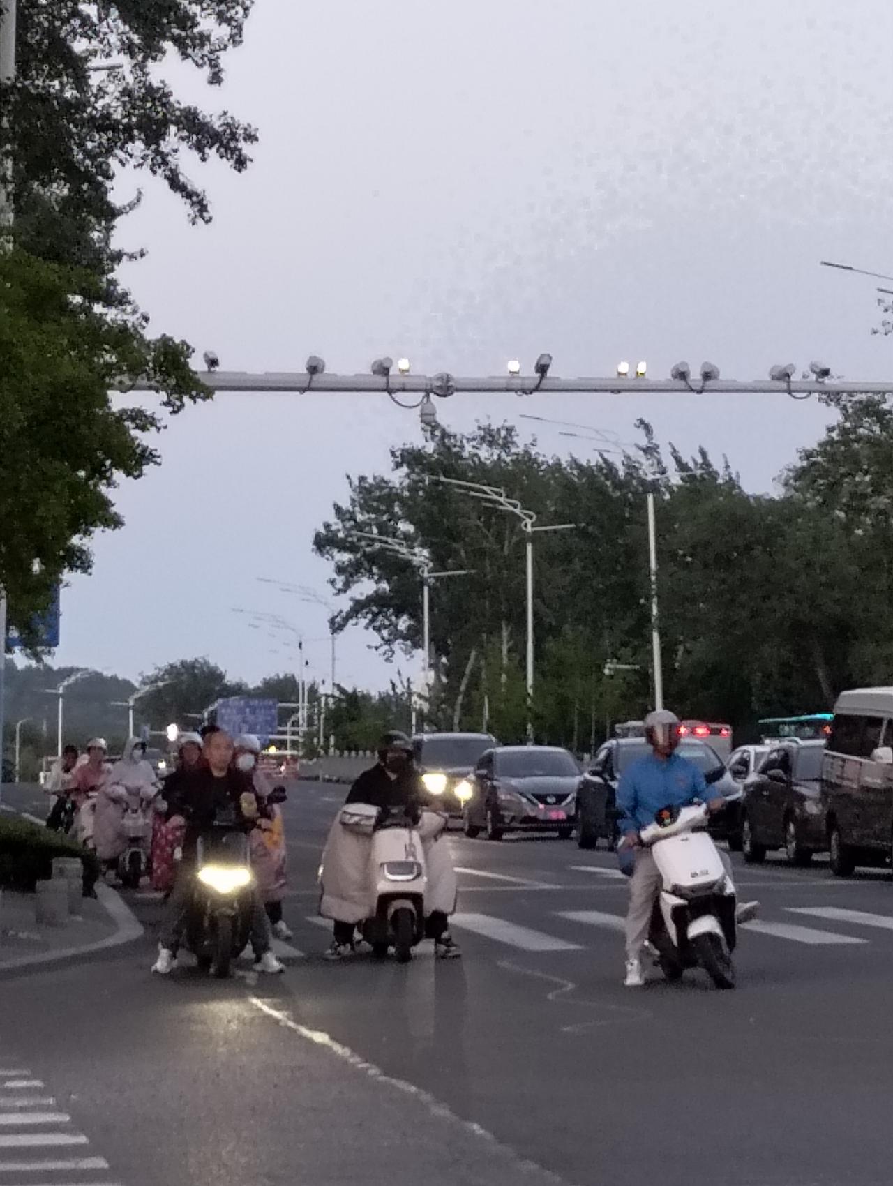 我们爱抢的意识大概已经刻在骨子里，你看等红灯时，电动车骑手都爱越过线一块，不然好