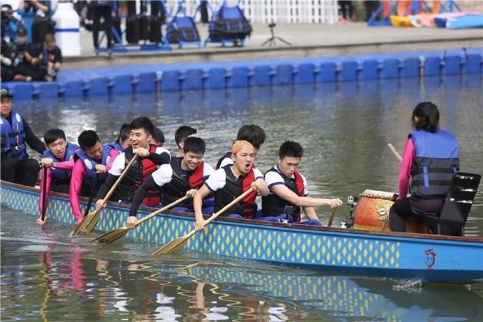 李晨聊跑男龙舟赛经历近距离观看本地龙舟选手劈波斩浪，结合自己踩过坑的经历有感而发