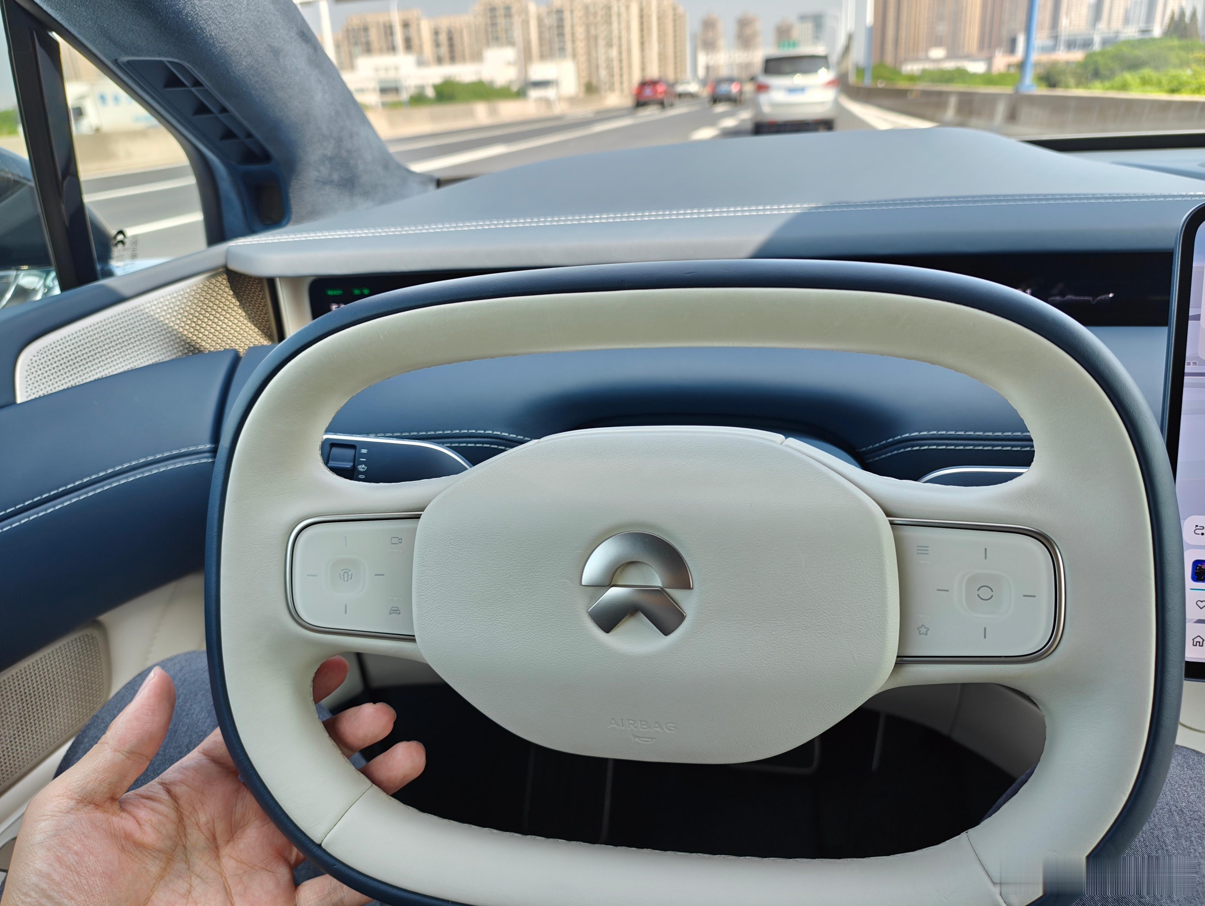 今天ES9看了，特别霸气一眼蔚来，大家觉得如果这车签名版带天行选满买断售价62万