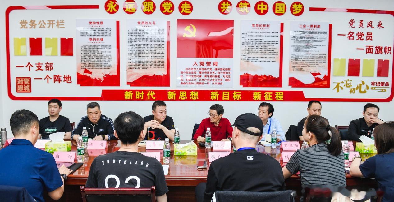 老琳带的女队教练员组龙虾 任浩心事重重啊 