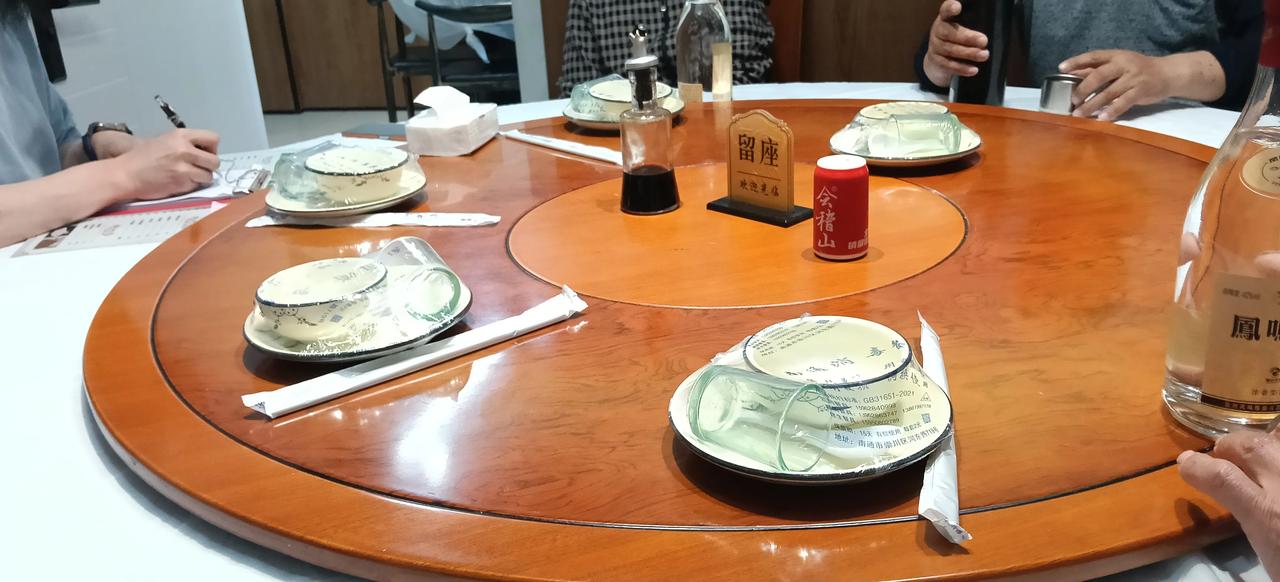 中午我和几个同事做饭局！分享了