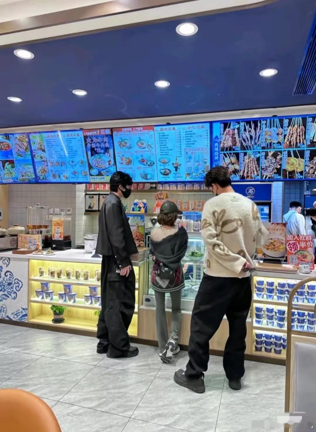 赵露思好小一只[偷笑] ​​​