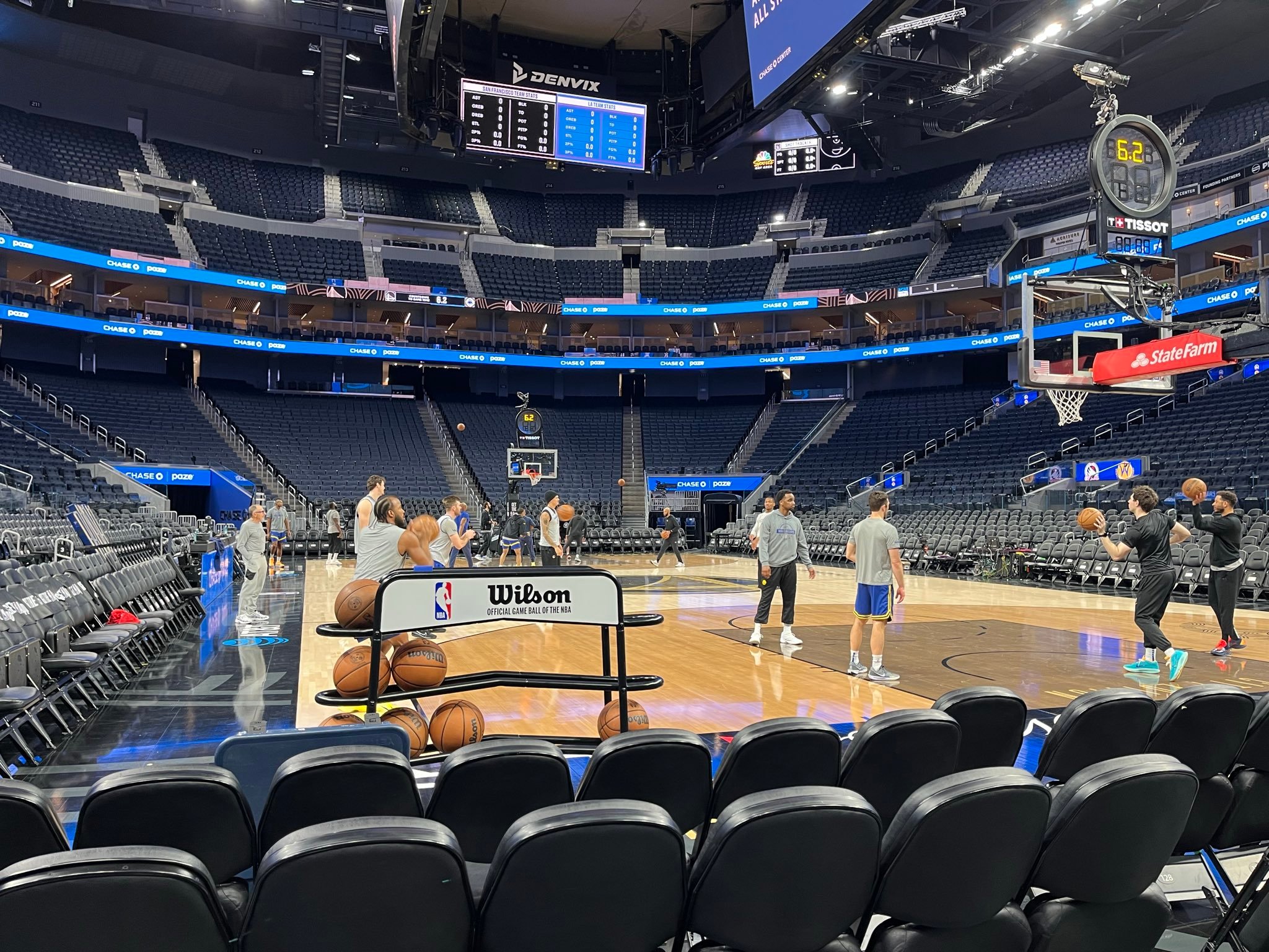 铂金没有随队来到大通中心进行训练金州勇士