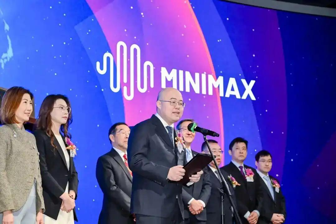 10月22日早盘，港股 AI 板块又挨了一刀。

开盘才不到15分钟，MiniM