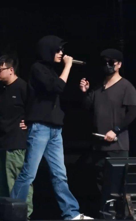 丁禹兮彩排唱消散对白丁禹兮彩排造型又帅又随性，唱《消散对白》的样子根本就是在我的