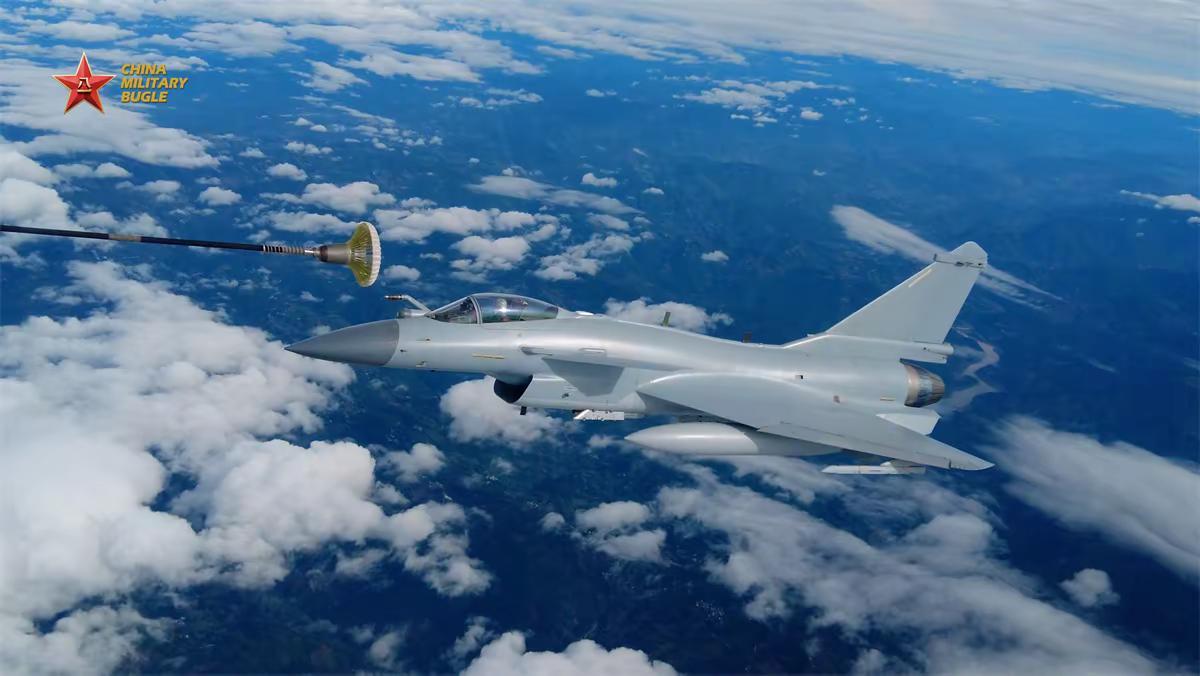 航空大队进行空中加油训练。中国人民解放军南方战区司令部空军某航空旅装备歼10s和
