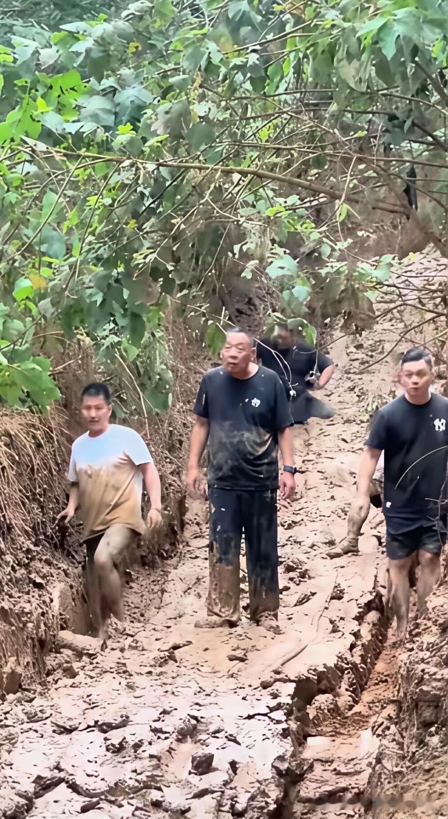 于东来不是正在出洋相，就是在出洋相的路上。
这次是越野车坏在半道上，直接趴泥窝里