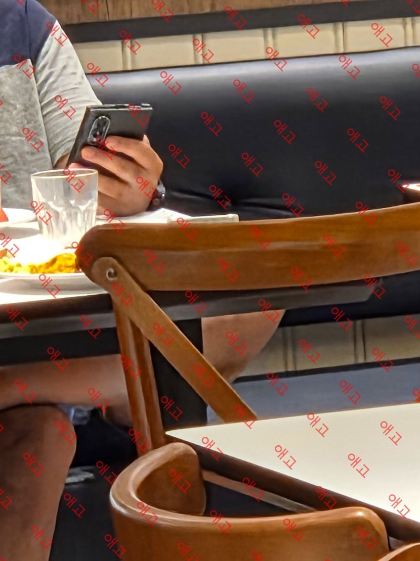 韩国网友在餐厅偷拍到了三星电子员工手持 Galaxy Z Fold8 Wide，