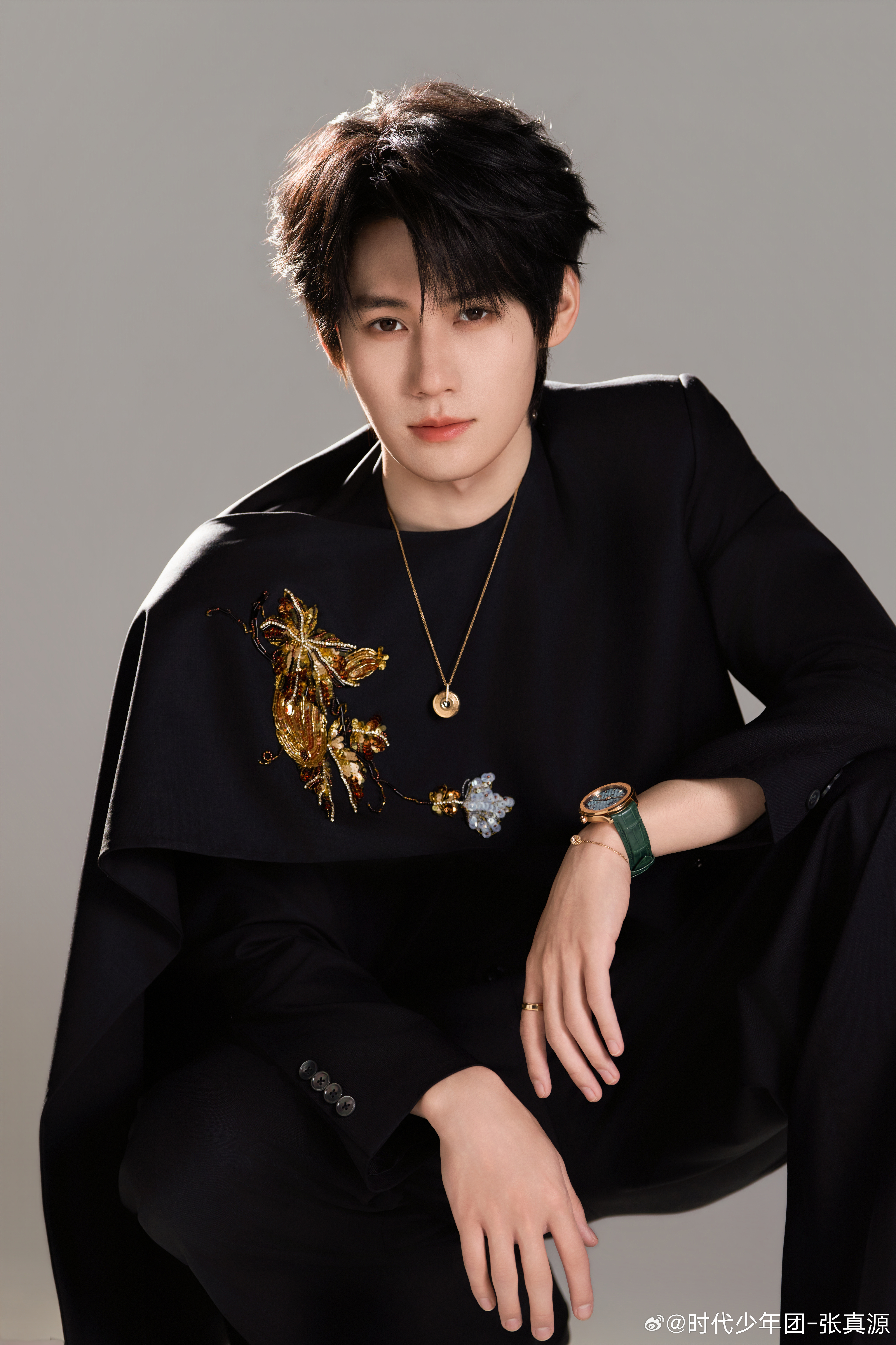 张真源 in 𝗣𝗜𝗔𝗚𝗘𝗧全新大片出镜，带来 PIAGET 伯爵 P