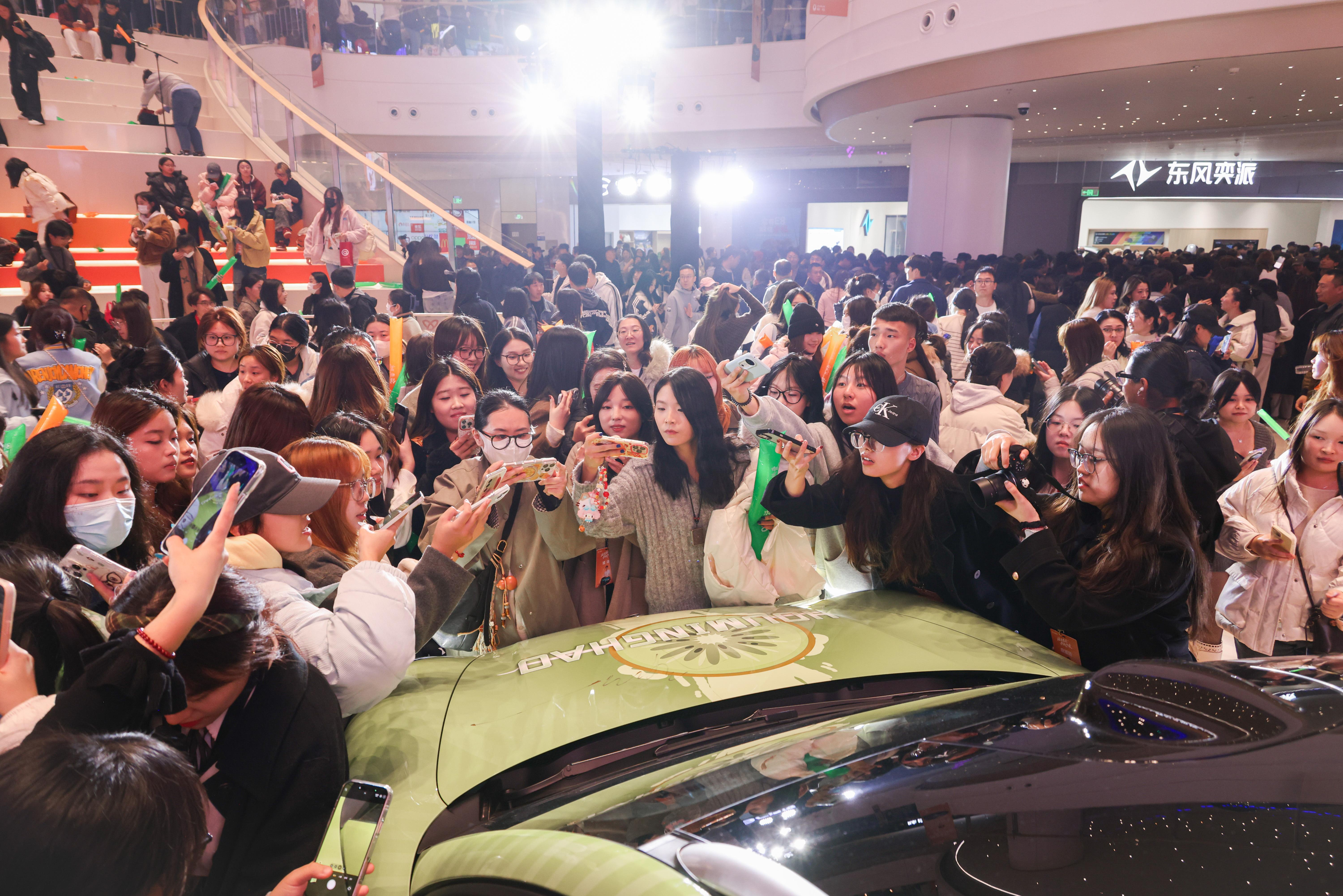 昨天保定爱情广场欧拉5预售现场，直接被人潮挤爆啦，侯明昊又解锁新身份：欧拉品牌代