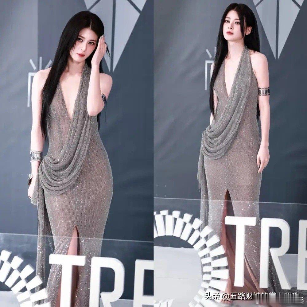 昨天在深圳的时尚之夜红毯，最让我惊艳的，不是关晓彤，也不是宋轶，更不是林依晨，而