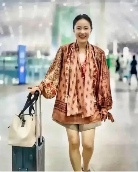 天哪，简直不忍直视，这衣服真不适合她穿，穿上像个农村的大妈，这哪里还像演电视剧里