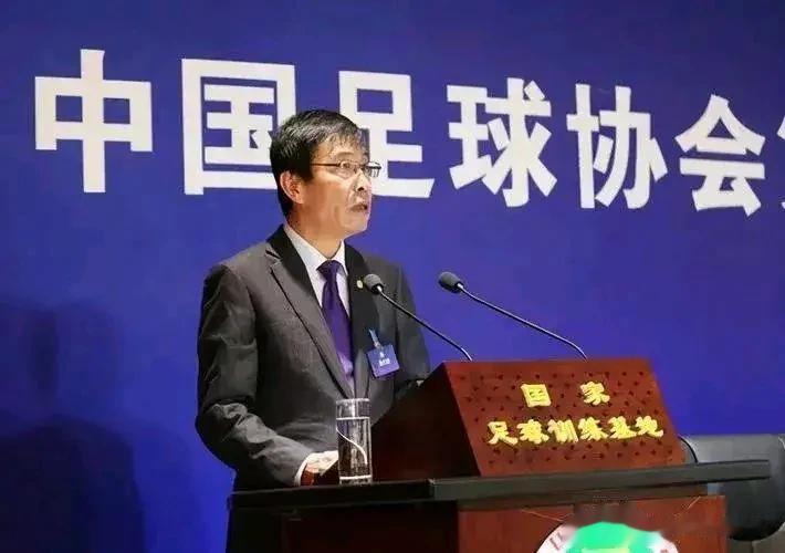 陈戌源真的慌了——眼看前国足主帅李铁要被判刑了，现在的陈戌源真的坐立不安，辗转难