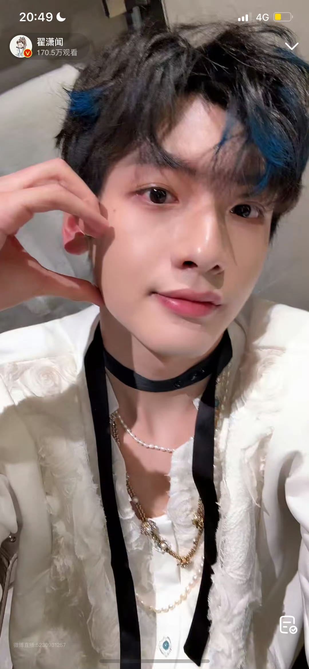 翟潇闻 此男是神经 家人们！看翟潇闻直播真的会被可爱晕！他怼脸唱歌镜头氛围感拉满