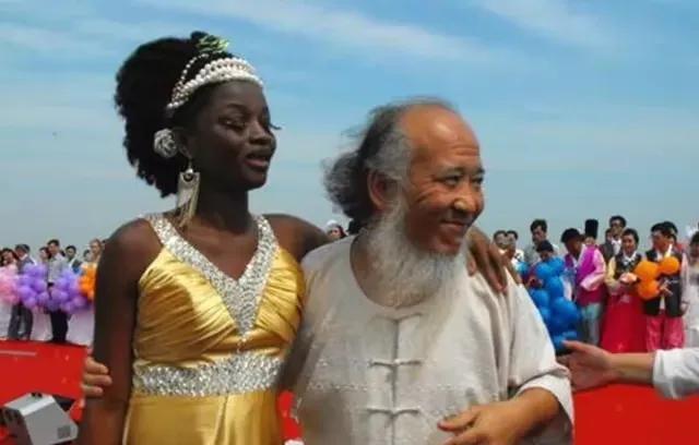 2011年，53岁的画家杨彦迎娶了24岁的非洲新娘，婚礼费用花了4000万。7年