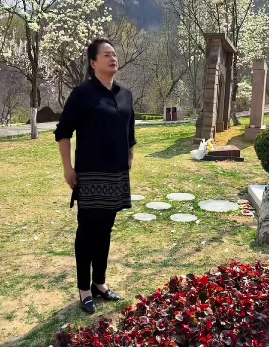 万圣公主张青，真是有情有义！重感情的人！清明节去祭奠杨洁导演，不但买了很大花束，