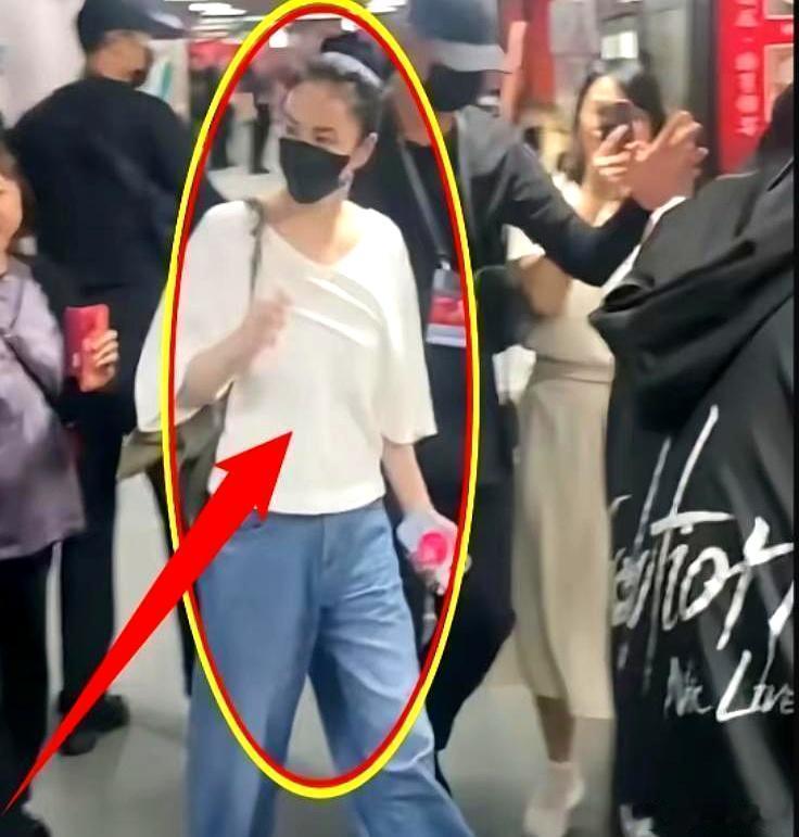 55岁王菲素颜近照曝光，身材紧致无松弛，网友却说：别再把中年艺人吹捧 