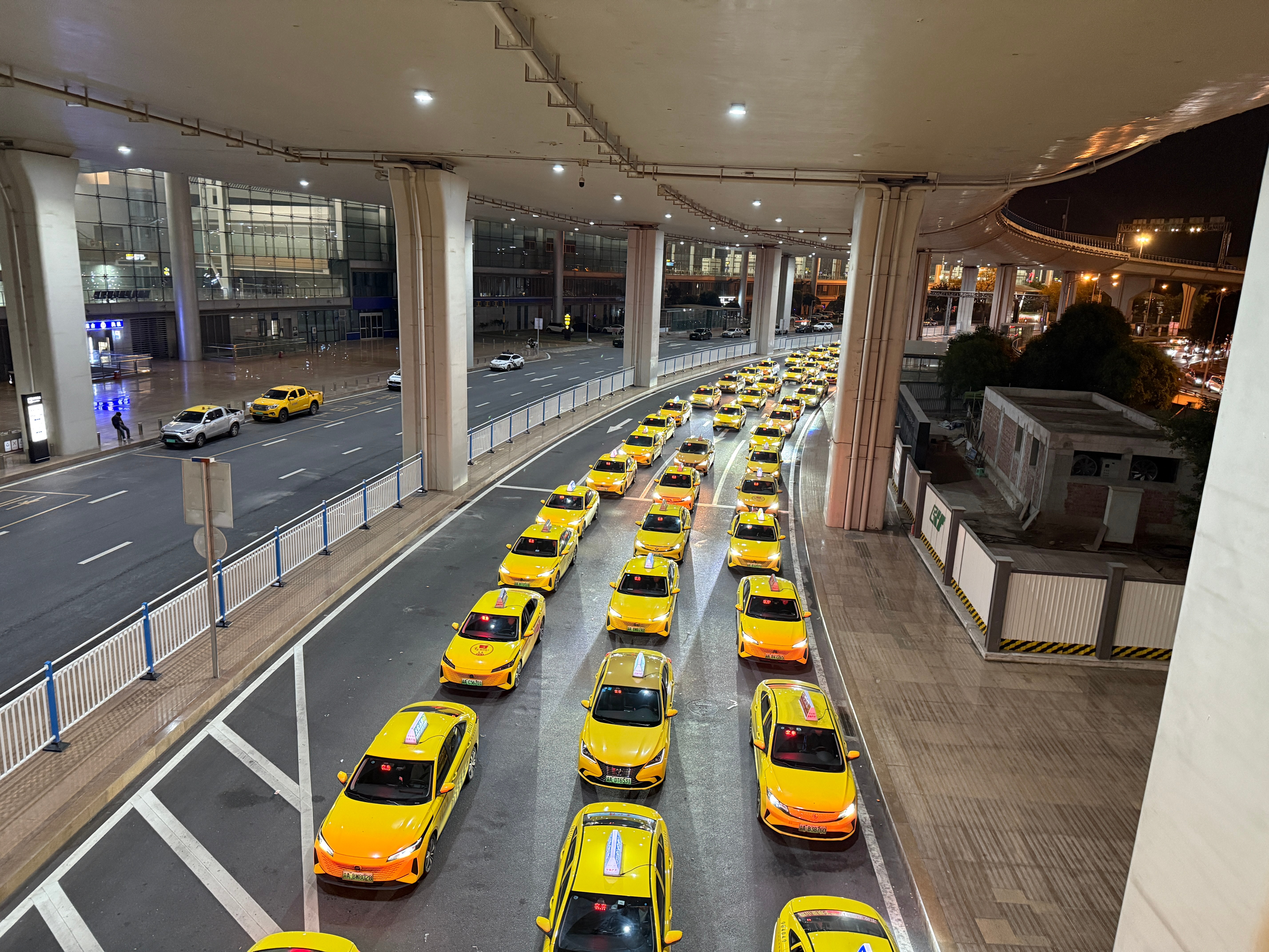 重庆机场著名打卡点“黄色法拉利”重庆出租车大v聊车 重庆·重庆江北国际机场T3A