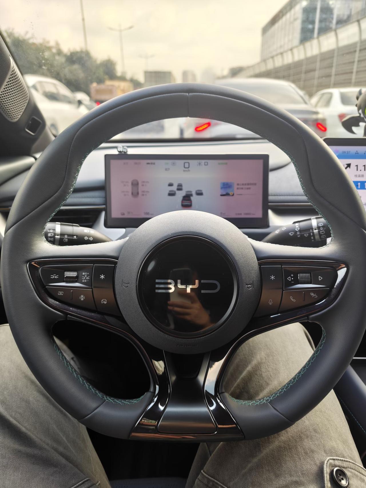 海豹06gt的方向盘多功能按键可切歌、调音量、接电话，双手不离方向盘就能操作，避