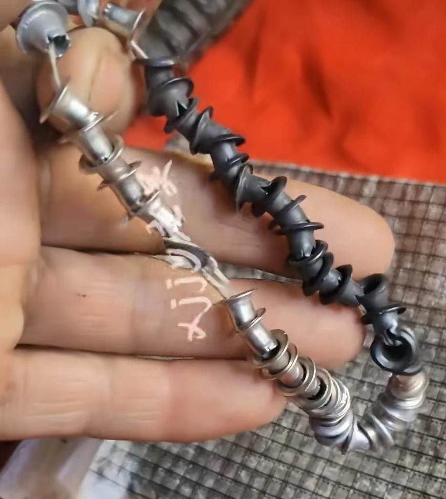 这个玩意大概60岁以上的人都认识，东营方言中称之为砸扣，是过手工做布鞋时用来穿鞋