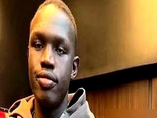 自己都坐冷板凳，还开玩笑说兄弟时间更少？

2025届新秀，杨瀚森首轮16顺位被