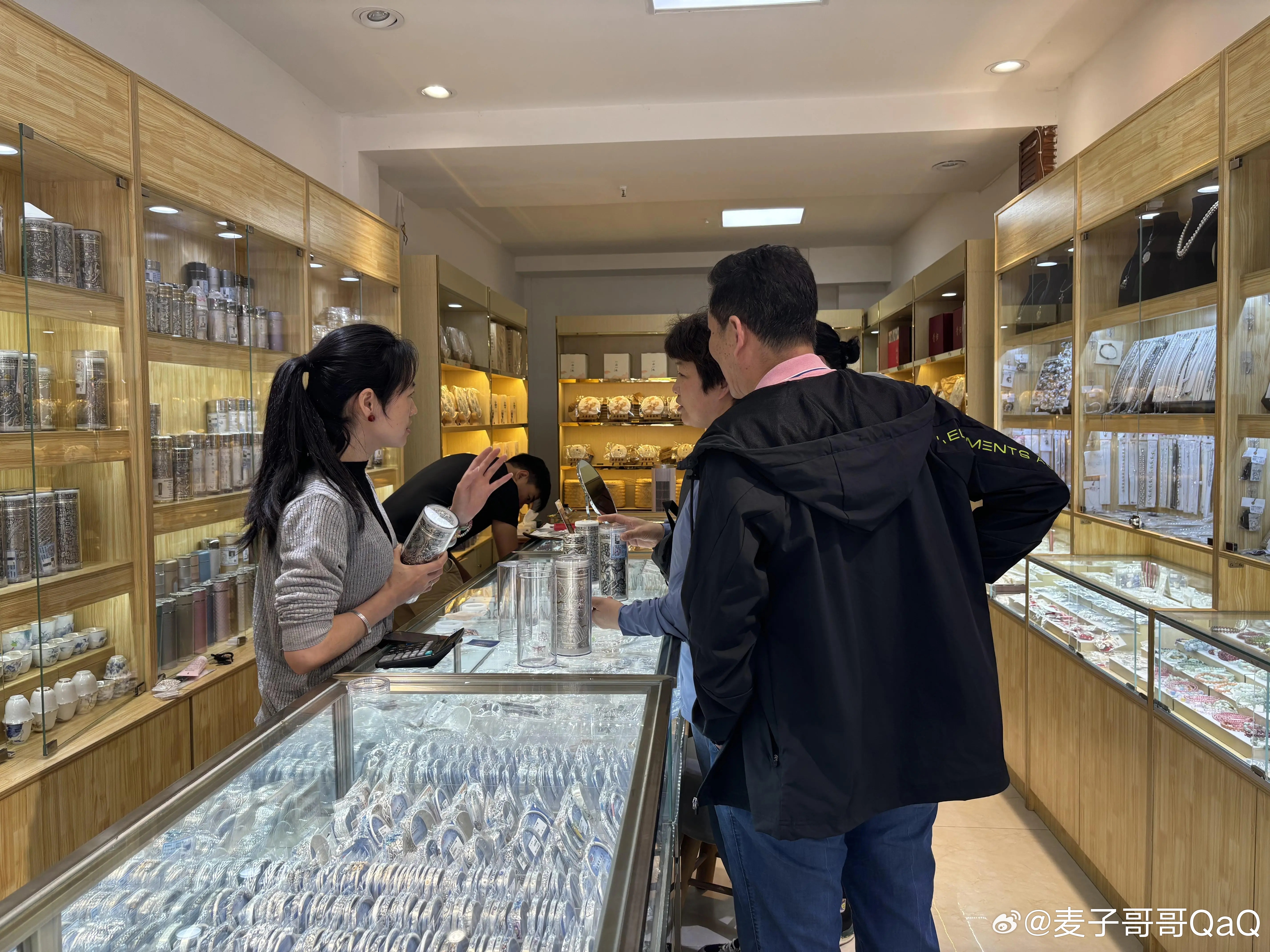 #备婚新人扎推买三金# 金价终于回落了，趁着这个机会该入手的就入手，尤其是要结婚