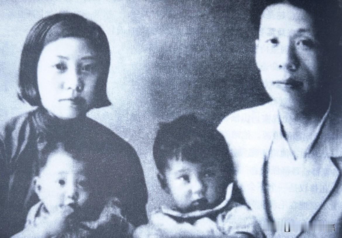 1940年，伍修权在兰州与夫人张毓兰、女儿曼曼、儿子天福的合影。兰州是当时苏联援