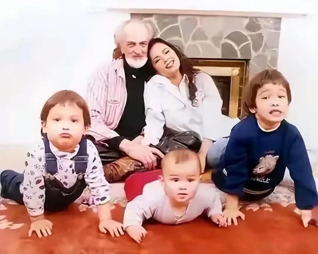韦唯3个儿子回国，2个金融高管，1个区块链副总裁，个个优秀孝顺 ​​​