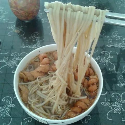 醍醐灌顶的一句话：
“我有钱，但是我不花，我自己煮碗面吃。我生活艰苦，努力存钱。