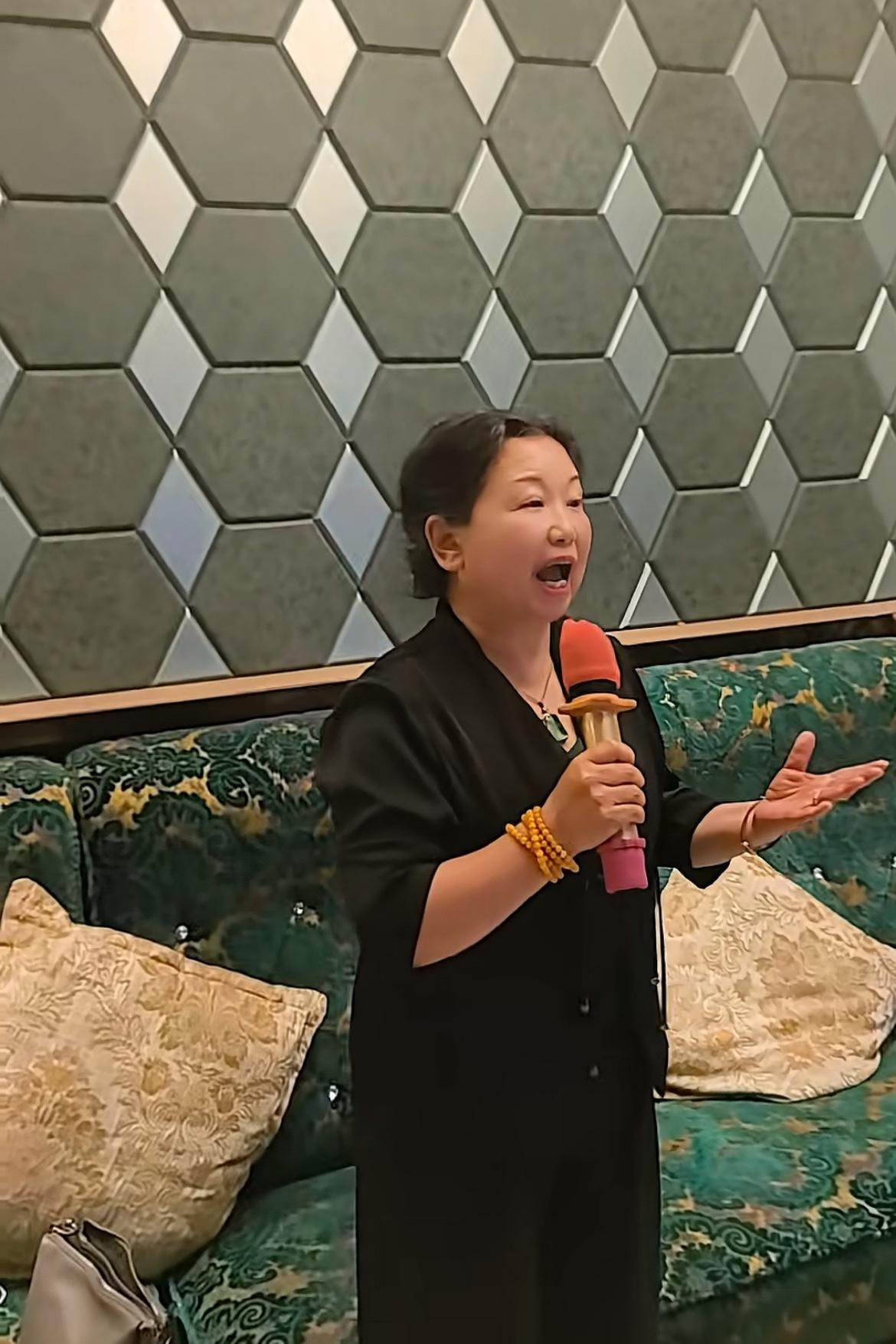 杜新枝如果没偷请律师干啥?

老杜没有偷，居然被大家喊成“偷偷”，她当然要替自己