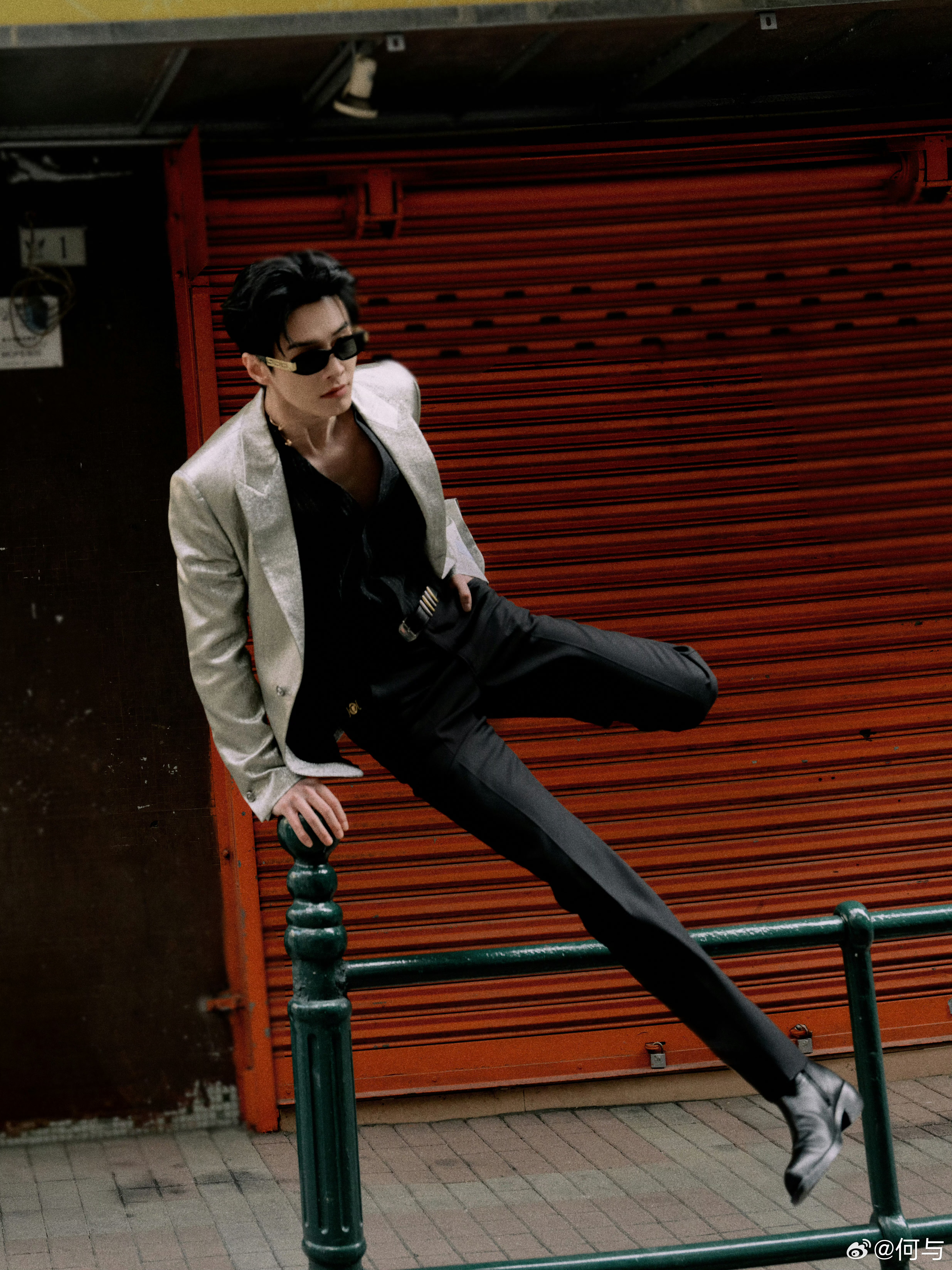 一想到何与像个傻子一样无数次单腿翻栏杆让摄影师抓拍，我就笑得停不下来 