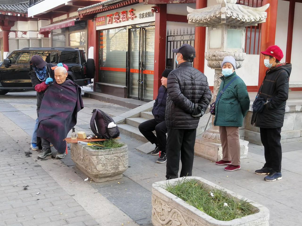 将来老了以后无依靠怎么办?
    如果是休退休人员，可以根据自己的退休金情况住