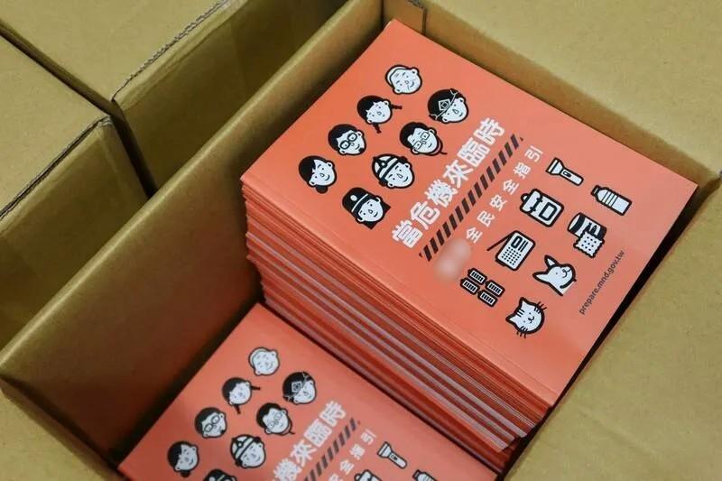 台军洗脑岛内民众：解放军登岛会扮成台军，谁说赖清德投降你们都别信
 
在台海局势