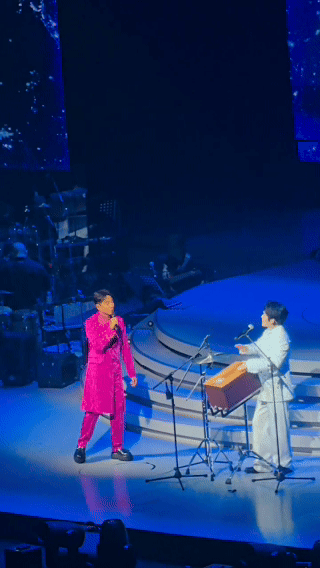 秦昊李克勤时隔两年同台秦昊李克勤披哥售后 oi！他俩站一起还是那个味儿！一个巡演