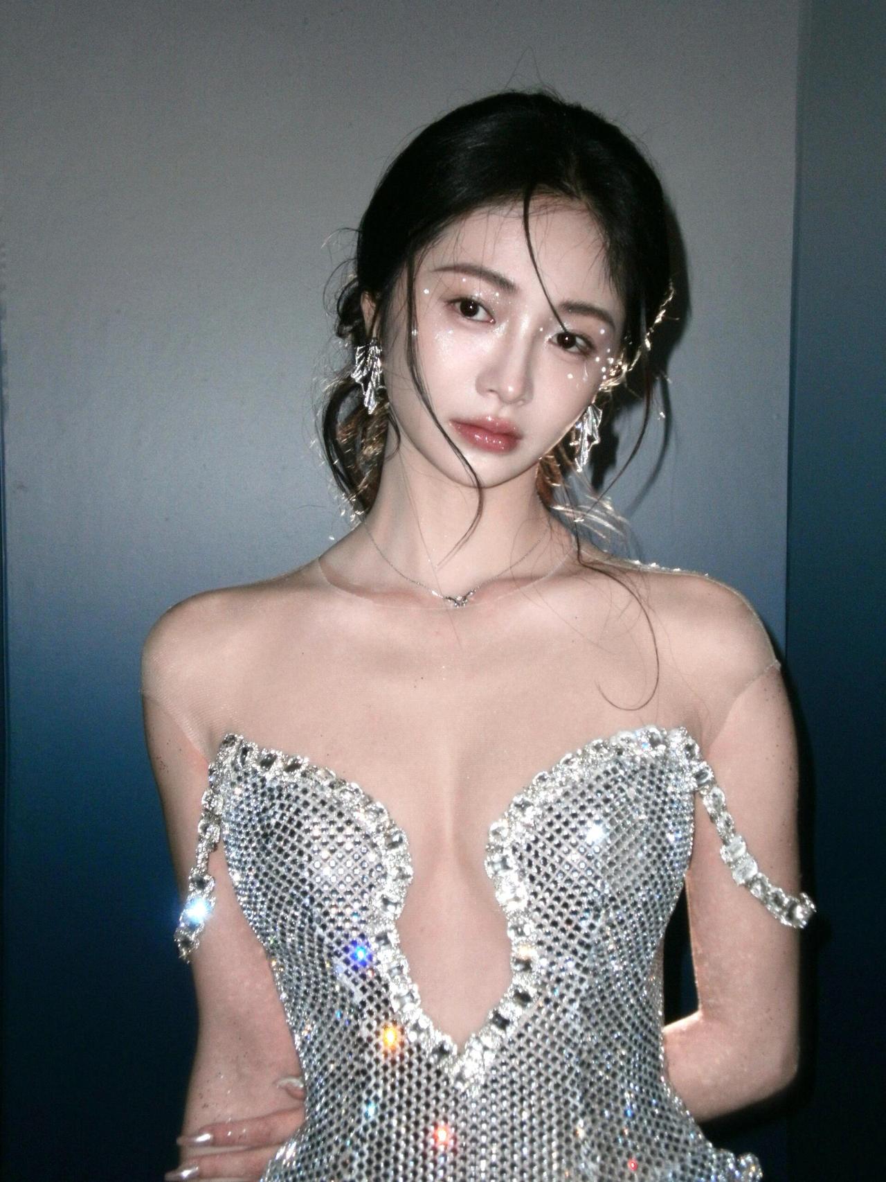 周洁琼
银网织成的裙裾
接住了一整片坠落的星河
碎钻在锁骨处呼吸
把夜色烫成微凉