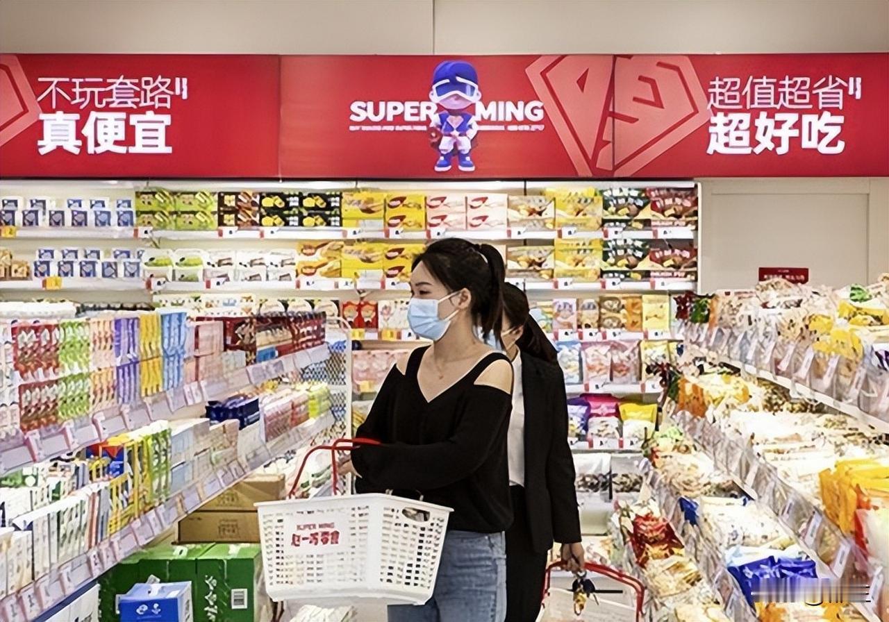 零食店：我的矿泉水卖1.2元一瓶，比超市便宜0.8元。
超市：我的矿泉水不缺水分