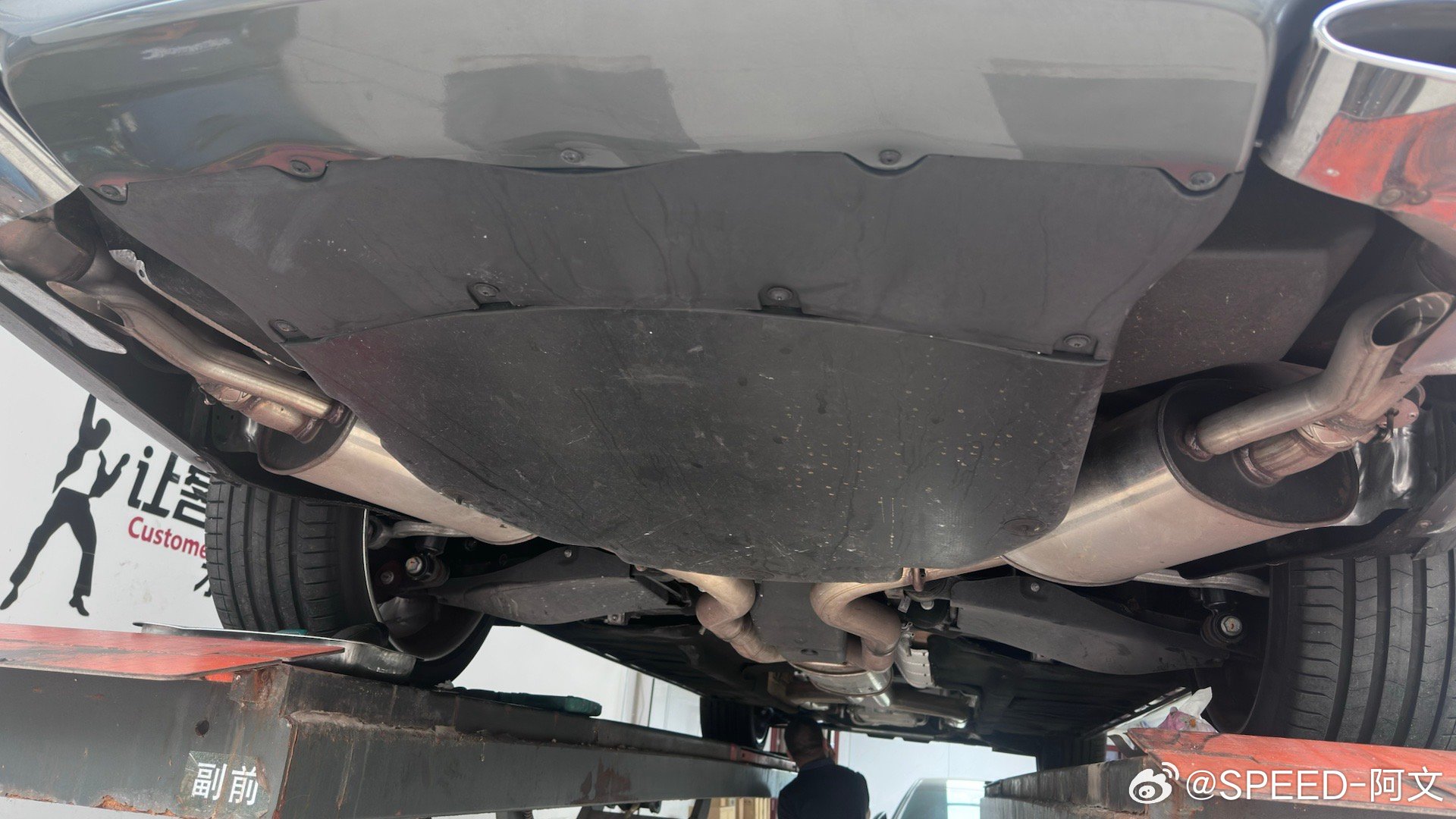 这底盘平整度在今时今日感觉一般啊应该不是什么贵的车吧你们能猜出来吗？大v聊车