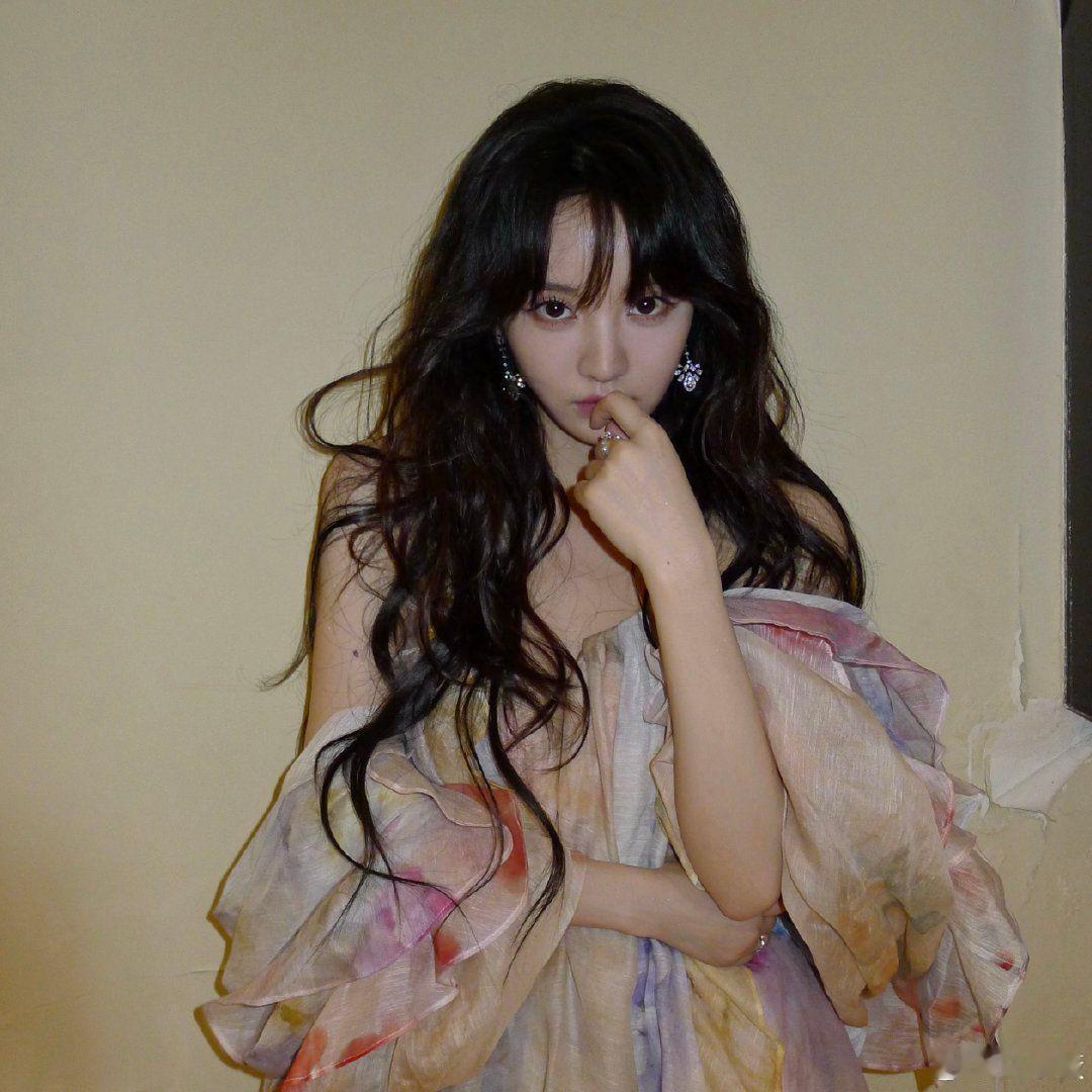 #田曦薇[超话]##田曦薇边边角角的花絮掉落# ​​​田曦薇这是把彩霞穿在身上了