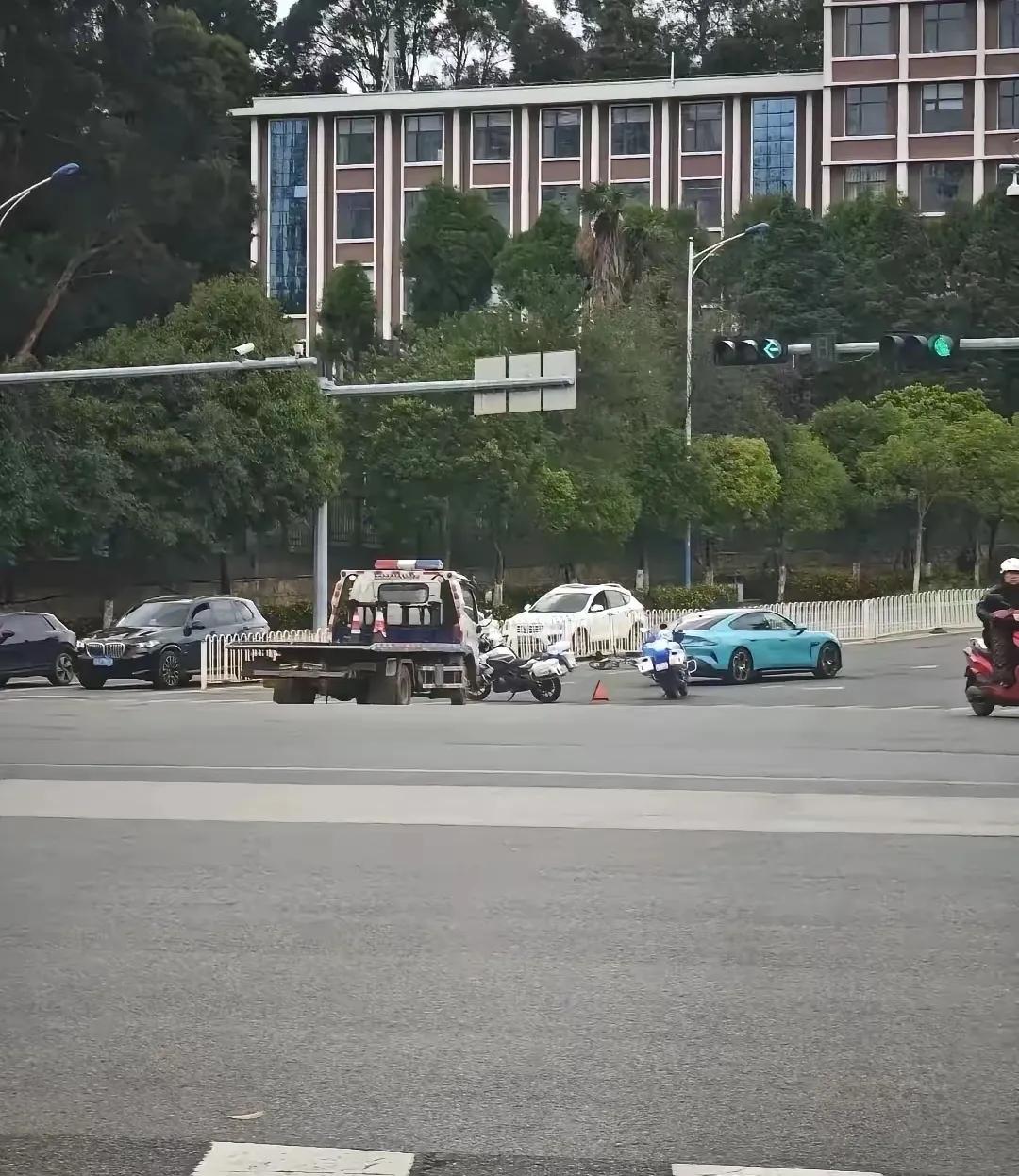 今日新鲜刷到的，只是没有盖车衣。这次不评论不发表看法，只发布图片…看看这样还能不