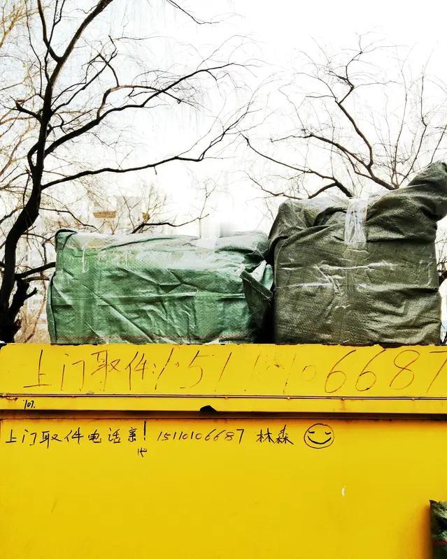 夫妻之间令人感动的瞬间，藏在生活的细枝末节里。前几天在社区，看到一对老夫妻，老爷