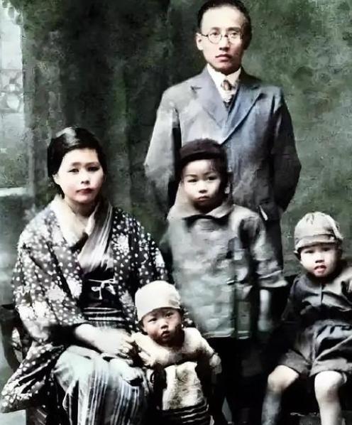 1978年，郭沫若在北京去世。最让人想不通的是，他在日本抛下的五个孩子，在佐藤富