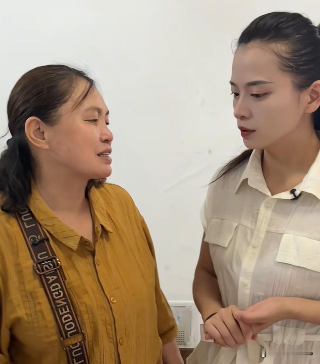 世豪二姐记录下婆婆为见亲家精心准备的暖心过程。婆婆特意拉着她去商场，为从未谋面的