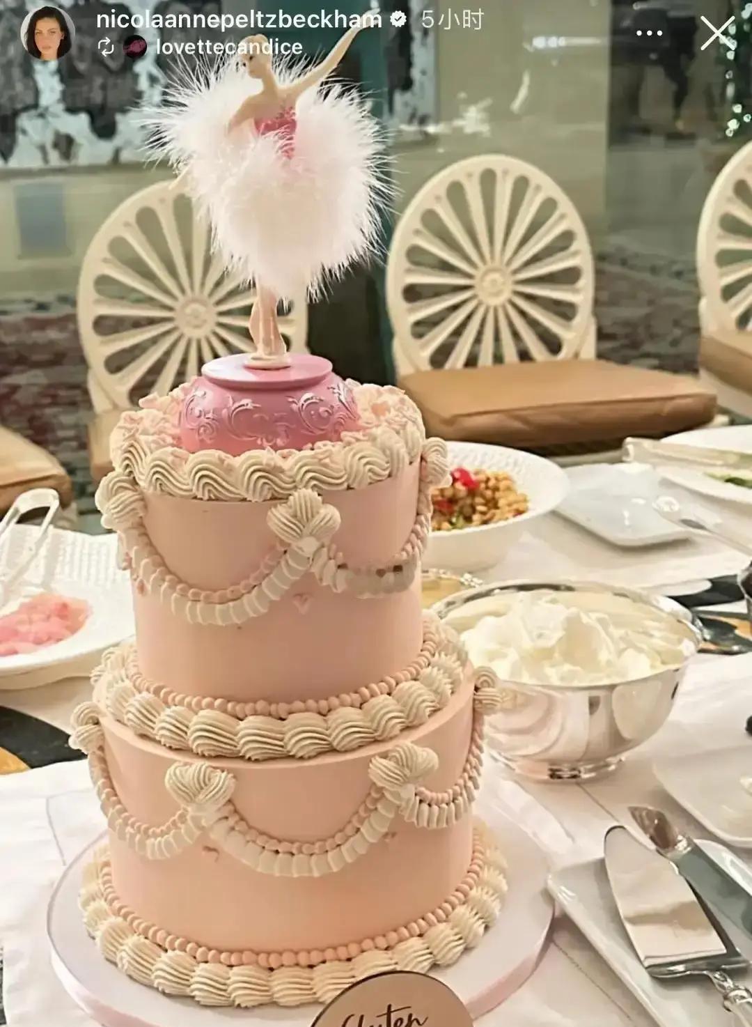 妮可拉·佩尔茨的腰围，比一张A4纸还要窄。
这并非夸张修辞。
在婆婆维多利亚晒出