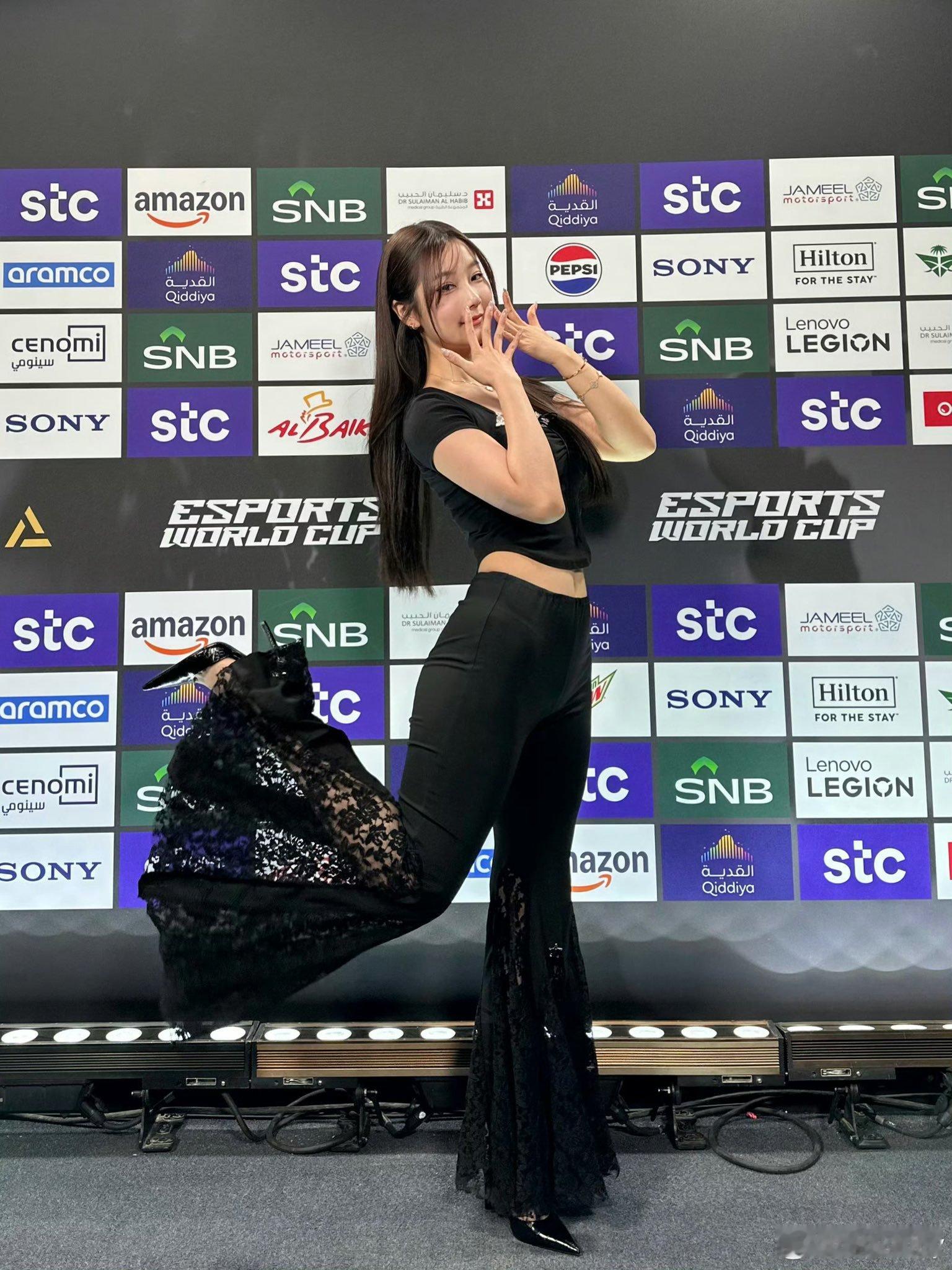 解说kitty身材也挺肥美 ​​​