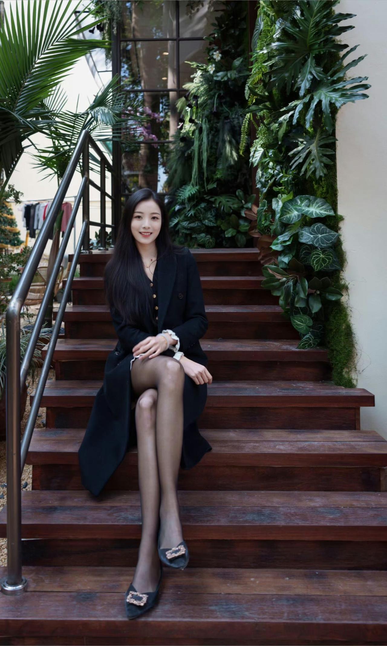 这套是“优雅甜酷的轻熟风”穿搭，黑调基底+细节设计平衡了高级与灵动：
 
- 内