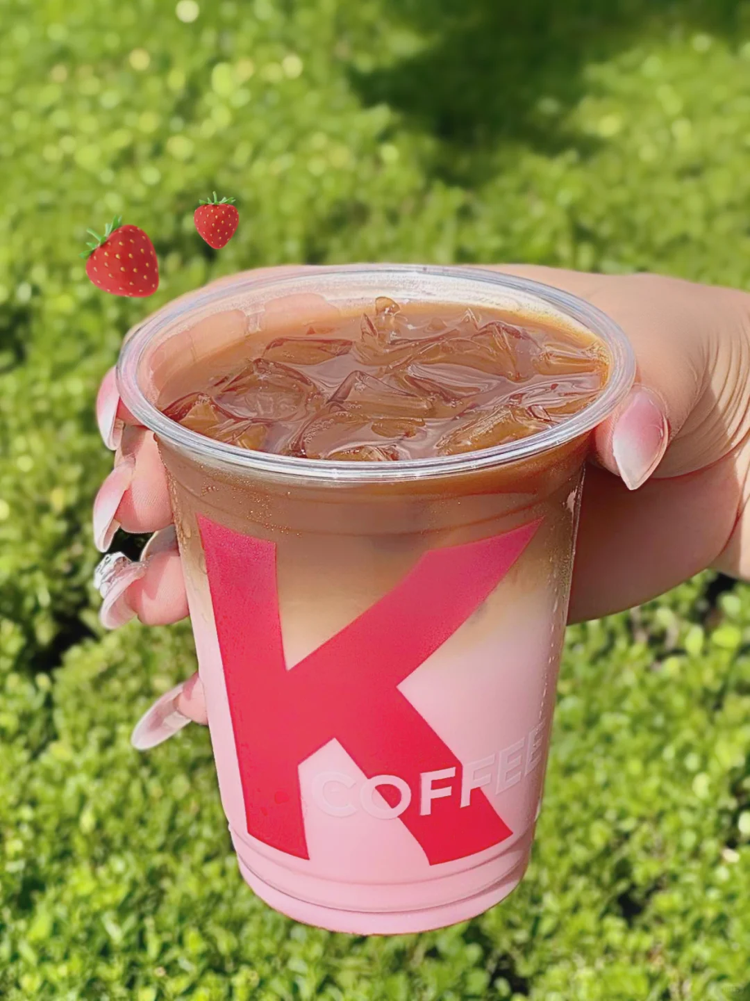 来试这杯粉嘟嘟草莓生椰拿铁🍓了！