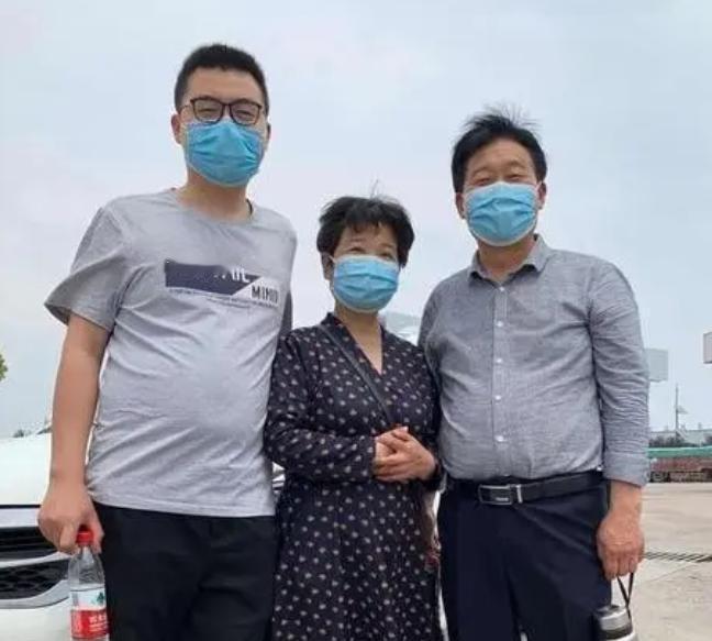 下葬当天，现场照片就流出来了，田家人出现在送行画面里。墓碑上刻着长子郭威、次子姚