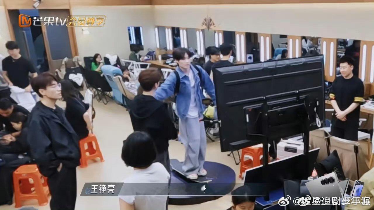 #井胧激起了王铮亮的胜负心#不愧是你啊亮哥！井胧滑板跑酷拿下第一，小亮哥心无旁骛