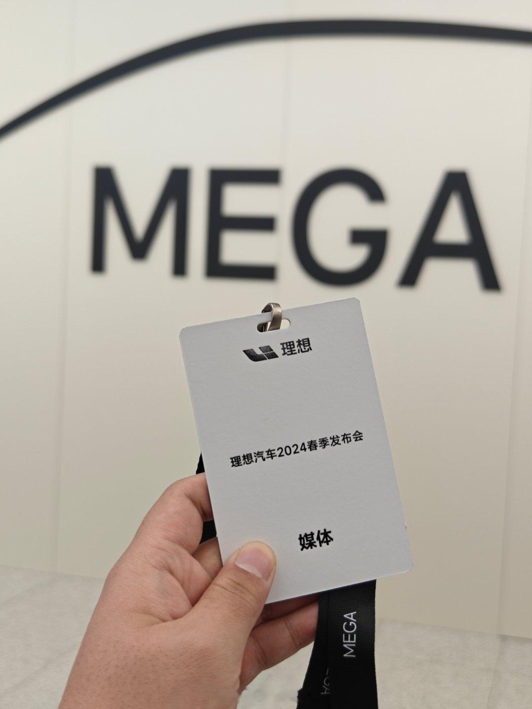 来了，#理想汽车春季发布会# 。还是带着车钥匙来的。话说印象里上一次把星巴克开到